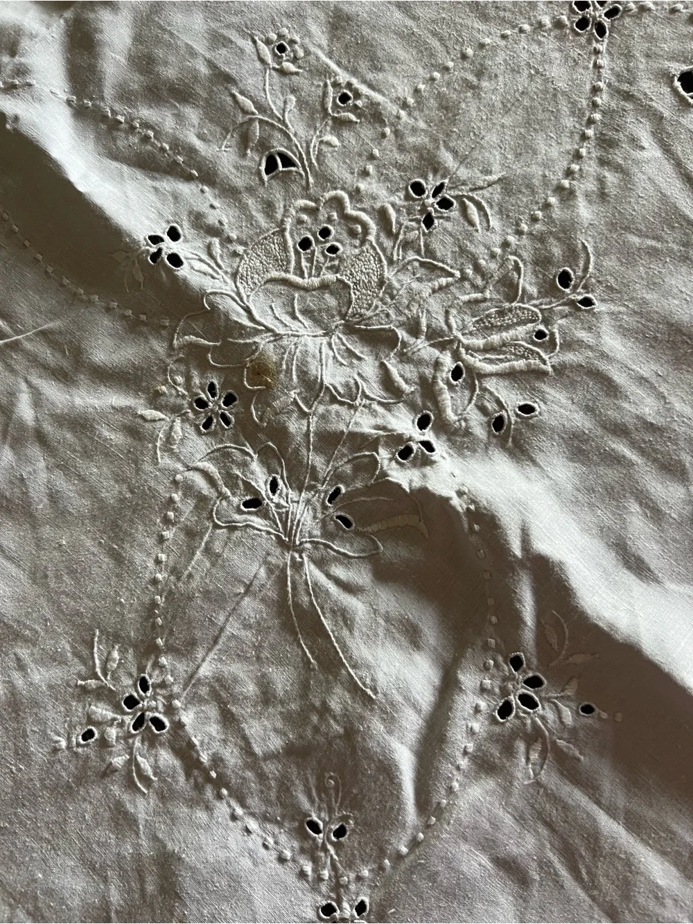 Vintage White Madeir-Style Embroidered Cutwork tablecloth 57